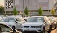 VW Modelle vor dem Autohaus